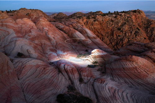 无人机灯光下的犹他州侵蚀岩层奇异景观