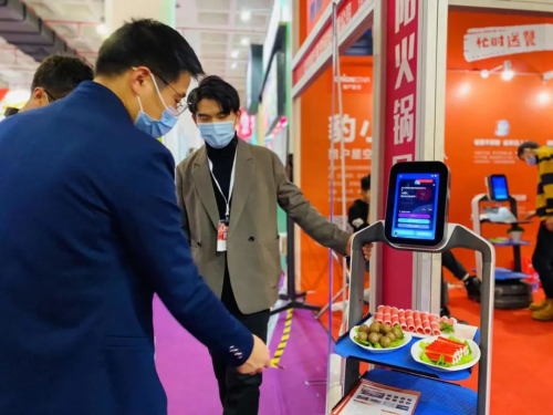 猎户星空餐厅服务机器人荣获最受餐饮企业喜爱的送餐机器人称号