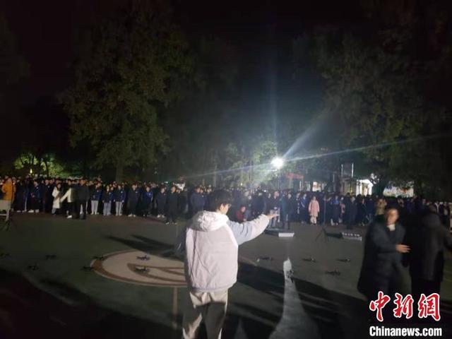 为山区孩子圆梦 浙江师生跨越1050公里上演无人机表演