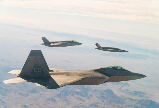 XQ-58无人机通过F22和F35互联作战