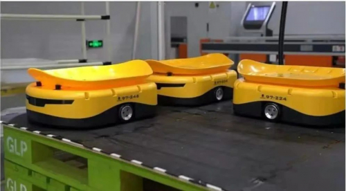 网红 “小黄人” 跑入普冷仓