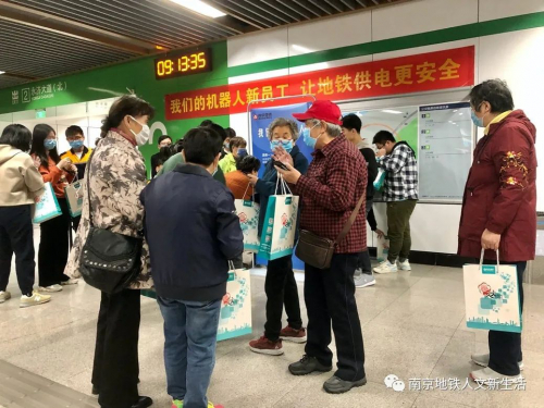 小巡检机器人正式入职南京地铁啦！