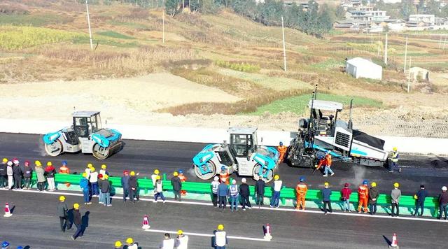 全球首条！昌保高速路面摊铺→无人机群施工