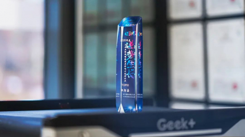 12月，极智嘉强势横扫八项重磅大奖