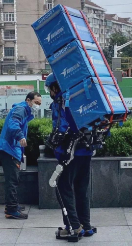 “机甲快递员”现身上海，负重50Kg仍健步如飞！