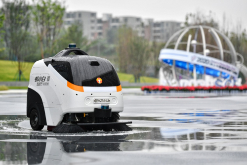 礼嘉智慧公园无人清扫车成“小网红” 由两江新区这家企业智造