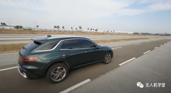 FPV无人机高速追逐奔驰，穿越车窗和车底！