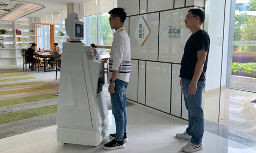 测温导流机器人有效代替人类工作，减少疫情感染风险 