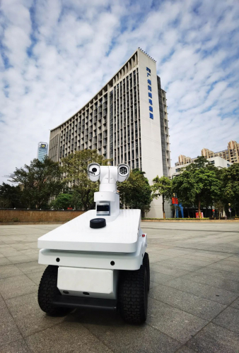广电智能科技安防巡逻机器人在平云广场成功试跑