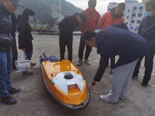 让水质监测插上科技的翅膀——市供水与排水治污中心举行采样无人船实训