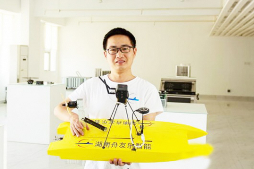 一船搞定巡塘、投饵、喷药、水质监测—— “80后”小伙研发出无人养殖船