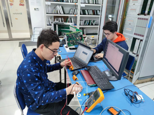 坚守创新不放松，唯有奋进加油干