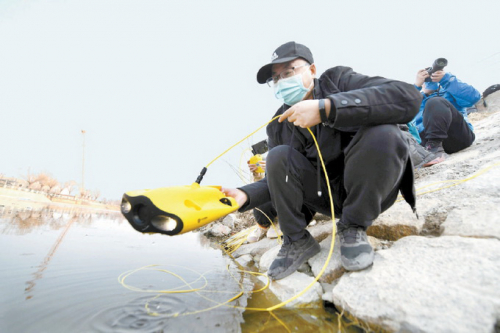 亮黄色组件一字排开依序拼插，水下无人机，出发！