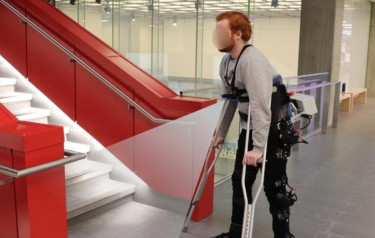 自走式机器人外骨骼使用AI和可穿戴式摄像头