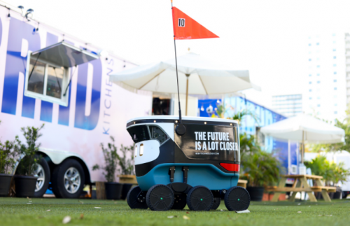 Google校友创业公司Cartken和REEF Technology推出了迈阿密的首批送货机器人