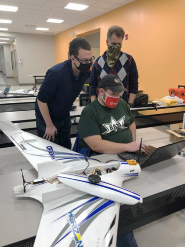 无人机学位学生成功毕业