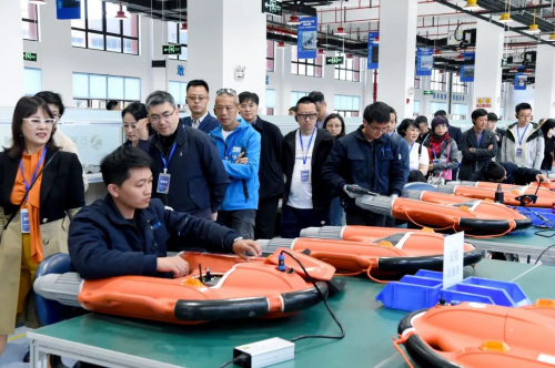 港科大百名校友参观盐城云洲，盐城市长现场操控水面救生机器人