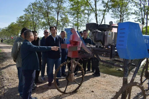 试验示范无人机飞播技术 加快智能农机推广应用