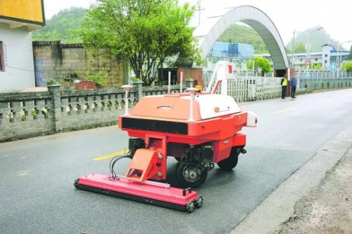 道路病害检测机器人“上岗”
