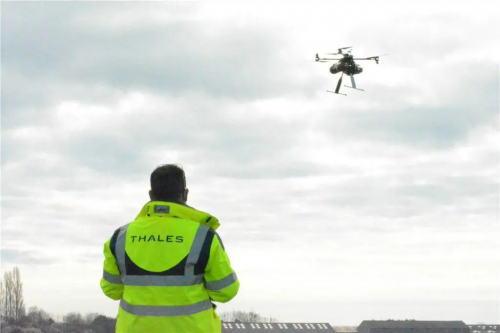 充气一分钟，飞行两小时！新型氢燃料电池供电的无人机展示