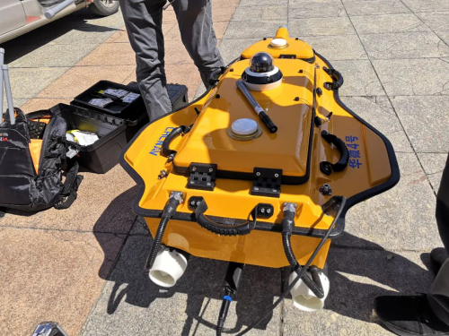 助力城市滨海环境工程灾害监测-高精度智慧无人船 在大连海事学港口与航运安全协同创新中心附近海域成功“试航”！