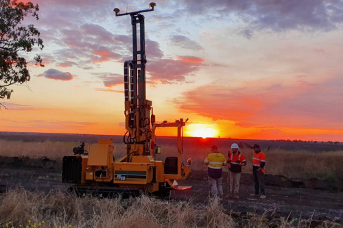 智能技术是如何推动太阳能光伏现场效率的？