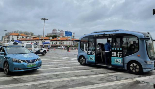 广州无人驾驶车开进荔湾隔离区运送物资