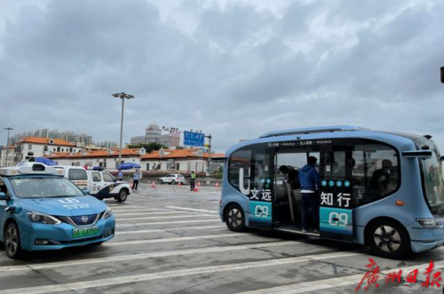 无人驾驶车队开进荔湾封控管理区域，支援物资运输保供应