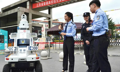 高考护航云直播！5G安防机器人创新巡逻获点赞！