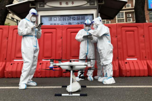 广州疫情防控“科技战”：无人车送“救命药”，机器人打通“最后100米”