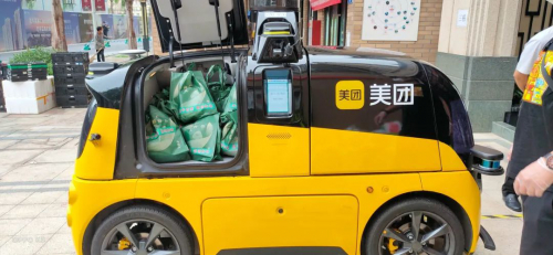 广州抗疫 万“粽”一心｜ 端午节美团无人配送车为居民送粽子