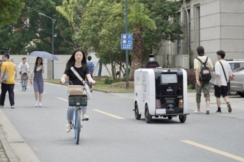 为60所高校学生提供无人车送货 “智能快递员”日均可派送150件包裹