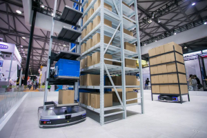 再创行业新高度! 极智嘉重磅发布智能调宽版货箱机器人及低温版货架机器人