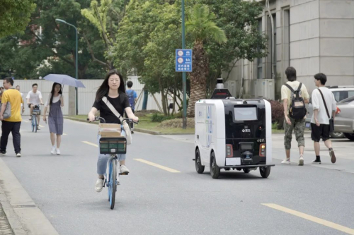 菜鸟驿站无人车，新生报道