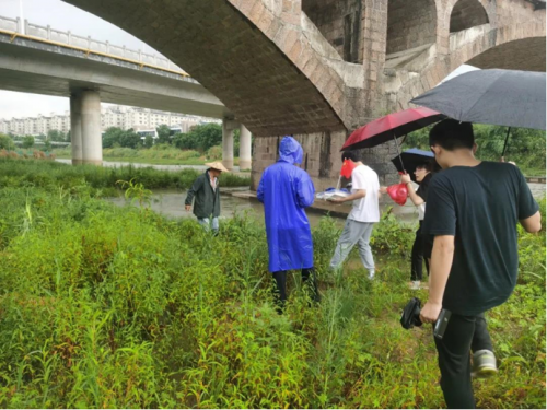 福建船政学院无人船团队为永泰樟城义务巡河
