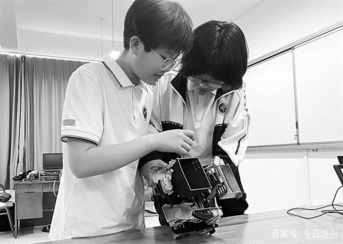 实验室里打造18辆“无人驾驶汽车”