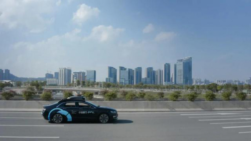 连安全员都不要了！“真·无人车”上路行驶！