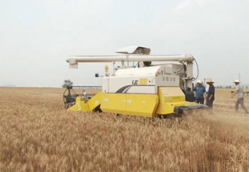 无人驾驶收获机首次亮相晋城