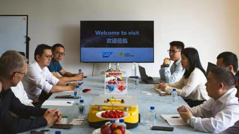 SAP全球高级副总裁柯曼一行访问立镖机器人