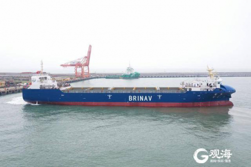 我国首艘自主航行集装箱船在青启航