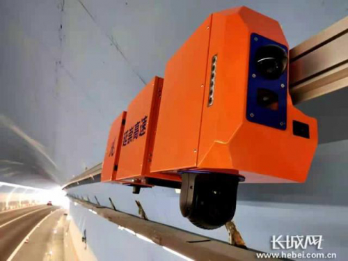 延崇高速上的“智能巡检机器人”