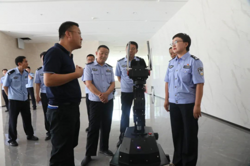 牧其尔副区长调研警务巡检机器人调试应用工作