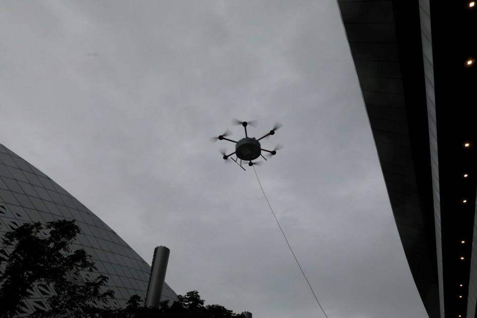 无人机升空，宁波奥体安置点通信畅通