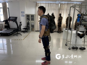 把机器人“穿”在身上 背100斤沙袋也能健步如飞