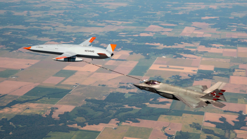 美国无人机加油项目迈出重要一步 首次给F-35C进行加油实验