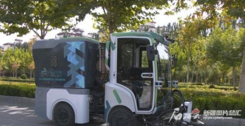 无人驾驶智能清扫车亮相阿克苏市