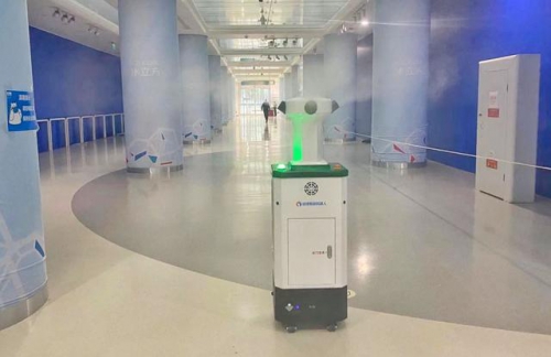 人工智能服务冬奥，首批13台机器人水立方“上岗”