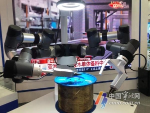 能穿针还能制作冰淇淋 “身怀绝技”的机器人亮相智博会