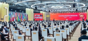 总理视频连线智能海外仓，快仓机器人正在奋力搬运货架