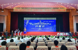 40支队伍角逐 车间里如何“玩转”机器人